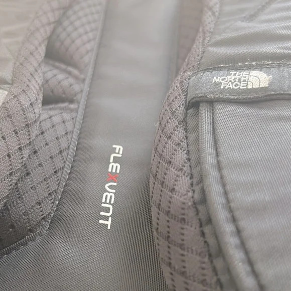 North Face Recon Women’s Backpack Black and Mint - Picture 3 of 7